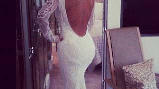 Imaginea care ii va innebuni pe barbati! S-a maritat Kim Kardashian? Uite cum ii arata fundul intr-o rochie de mireasa super stramta!
