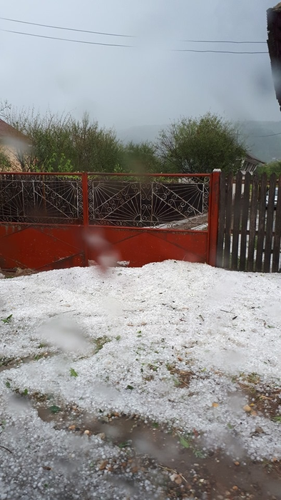 Iarnă în mijlocul verii. În Argeș, localnicii au avut parte de peisaje de decembrie