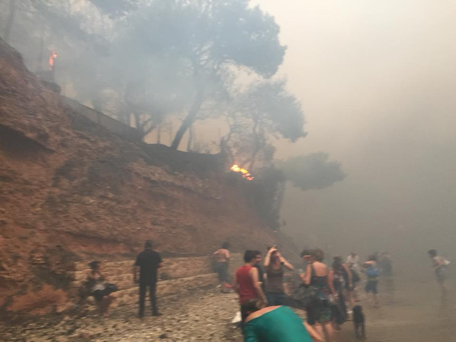 Imagini apocaliptice de la dezastrul din Grecia! Oamenii s-au refugiat în mare