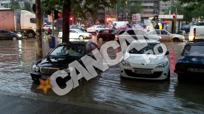 Ploaia a blocat traficul! Mai multe tramvaie si troleibuze nu mai pot circula din cauza apelor!