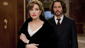 ANGELINA JOLIE a început o relaţie cu JOHNNY DEPP! Şi BRAD PITT s-a cuplat cu o vedetă de la Hollywood