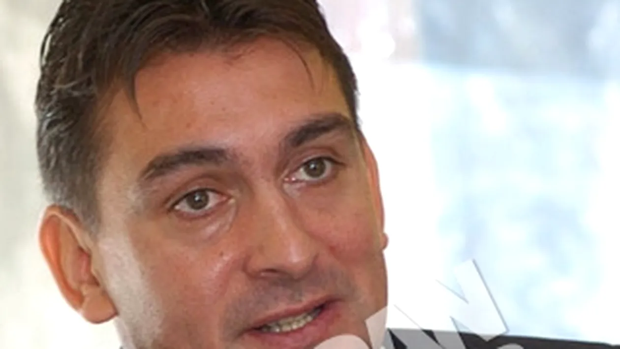 Ilie Dumitrescu s-a amuzat cand a auzit ca un tanar sustine ca este fiul lui: Pana acum spunea ca este fanul meu, acum vad ca a avansat