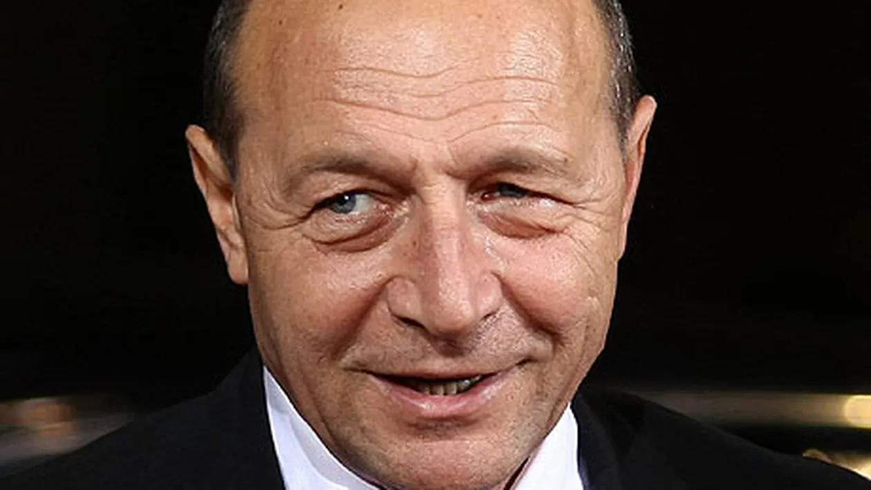 Traian Băsescu ia atitudine: Iubitorii de câini să ia maidanezii acasă. Cei neadoptaţi să fie eutanasiati. Esti de acord cu el?