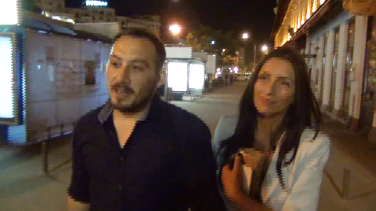 Iubita lui Stefan Stan, goala in public! Cum a putut sa apara cu sanii pe afara in fata a zeci de oameni fara nicio rusine!