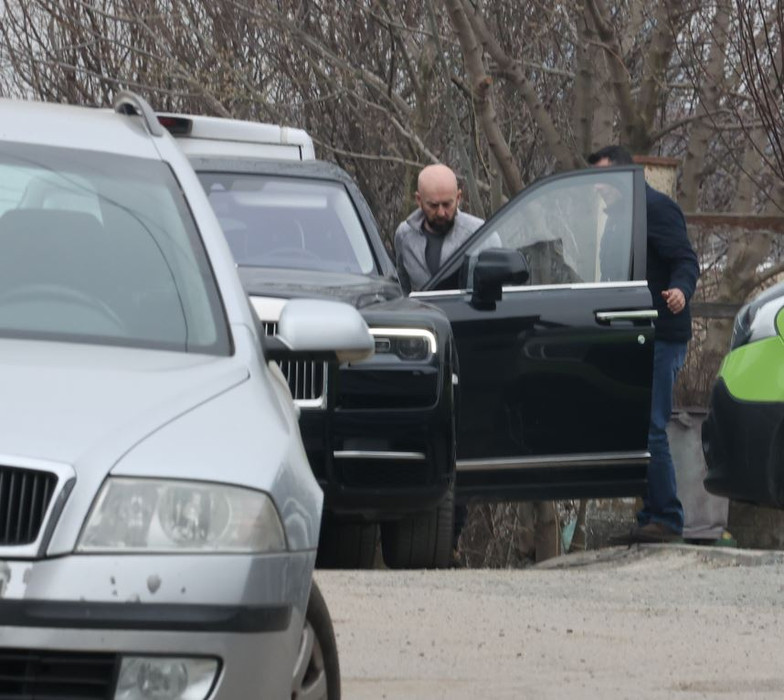 Unul dintre apropiații lui Bobi de la Urlați se urcă la volanul Rolls-ului (Foto: CANCAN.RO)