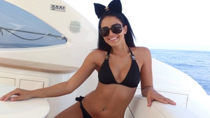 Vacanta de vis in Coasta de Azur! Uite-o pe Adelina Pestritu in costum de baie, tolănindu-se pe nisip