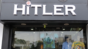 Indianul care si-a deschis magazinul "Hitler" sustine ca asa era poreclit bunicul sau