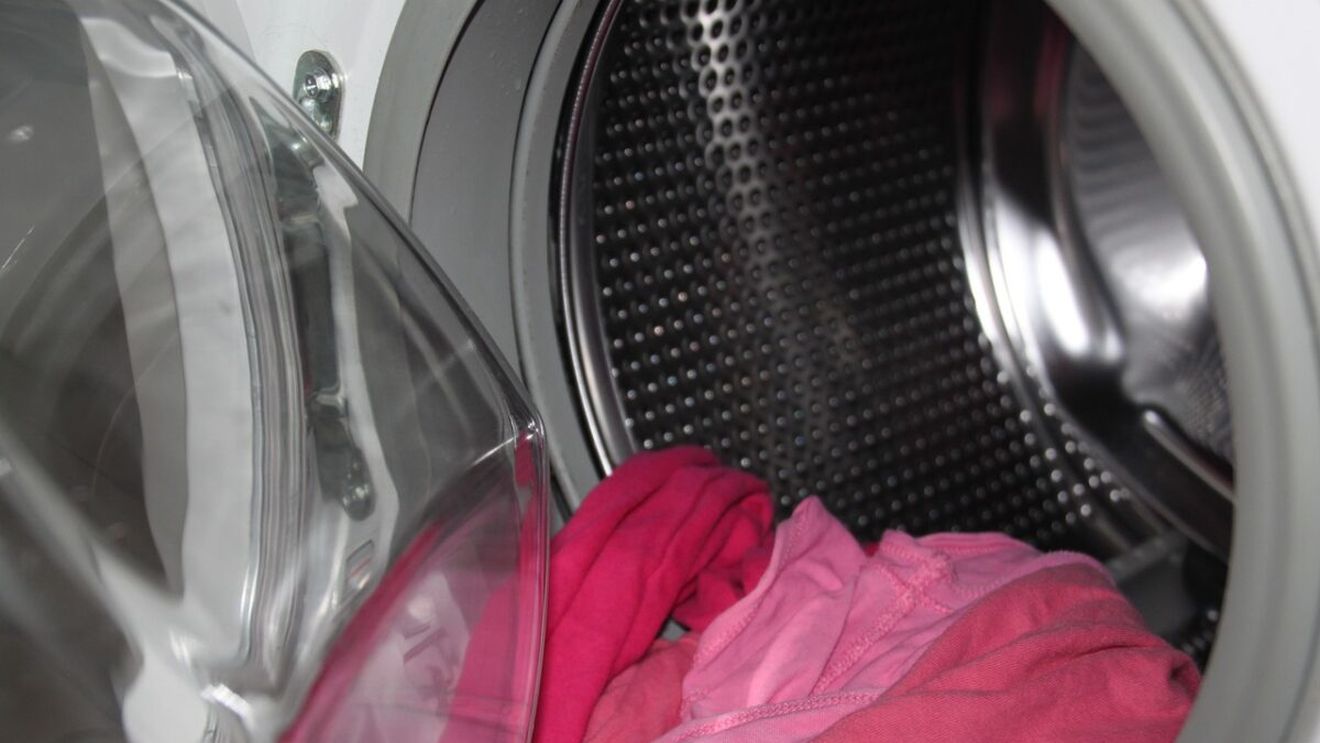 Ți-ai luat haine noi? Iată de ce prima oprire ar trebui să fie mașina de spălat