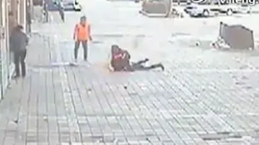 Incredibil dar adevarat! I-a dat foc sotiei in plina strada!