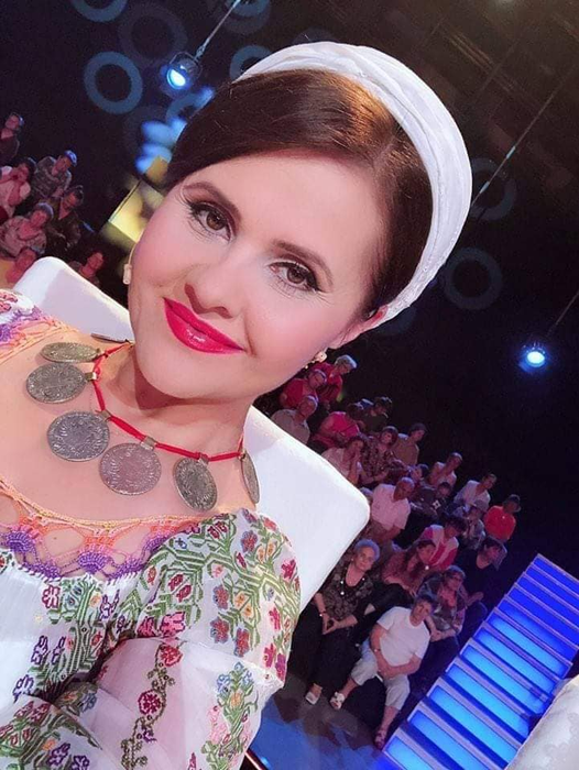 Divele folclorului românesc, dezmăț total la tăierea porcului. S-a cântat și s-a dansat!