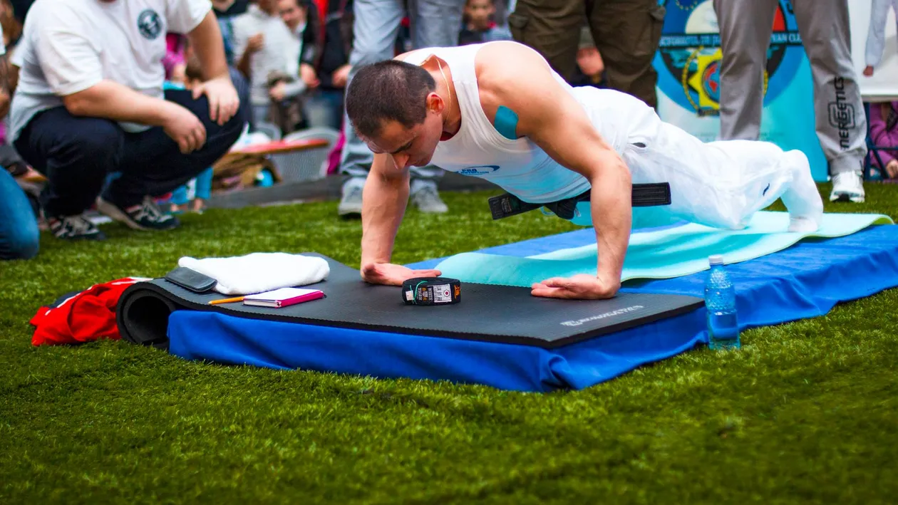 Dupa ce s-a ocupat de banii altora, un jandarm roman are nevoie acum de 8.000 de euro pentru a-si certifica o performanta!