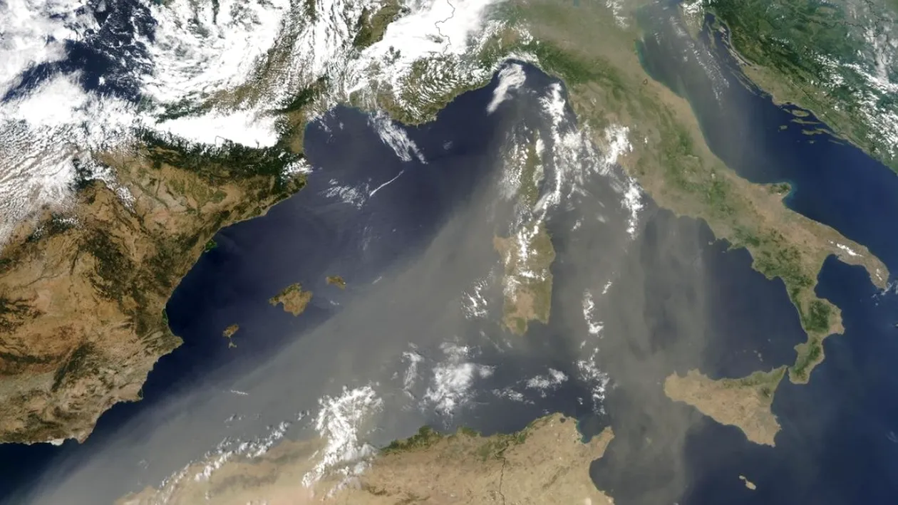 Meteorologii au făcut anunțul! Un nor de praf saharian va traversa România până duminică