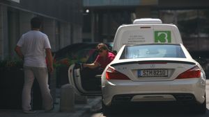Mama lui Ciprian a iesit la cumparaturi cu masina cu care fiul sau iese la agatat! Vezi cum ii sta in aspiratorul de femei!