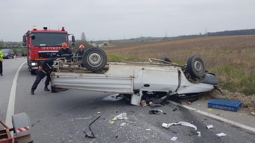 Accidente înfiorătoare în Prahova. Un om a murit, iar 3 au fost răniți după ce microbuzul în care erau a ajuns în parapet