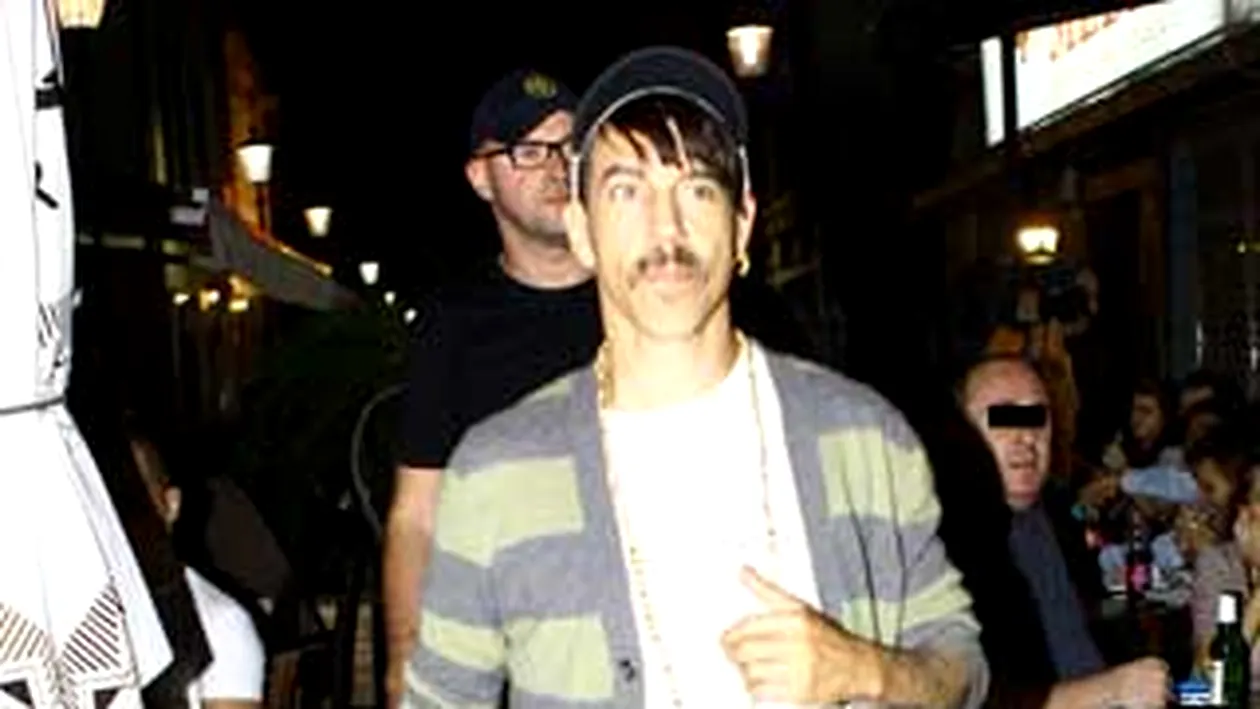 VIDEO Solistul de la Red Hot Chili Peppers a mers in Centrul Vechi ca sa se racoresca