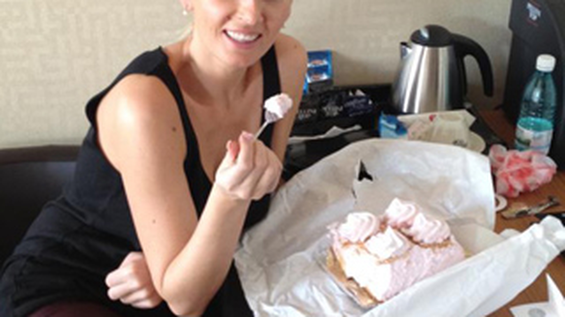 Andreea Banica, mai dulce ca o prajiturica! Vezi cum isi face de cap intr-o camera de hotel din Oradea!