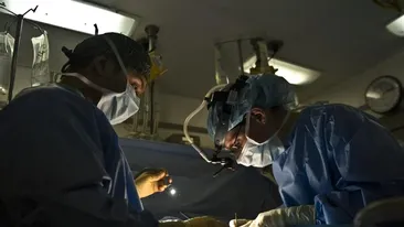 Bancnote de un leu, cruciulițe, o lamă și asta nu e tot! Ce au mai găsit doctorii în stomacul unui ieșean care fusese adus la spital