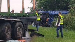 Accident teribil în Cehia! Un microbuz plin cu români a fost distrus de un camion. Două persoane au murit, iar alte șase au fost rănite