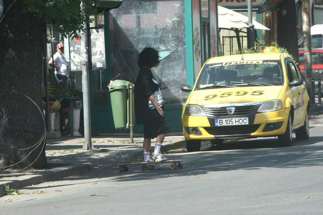 Inna se deplasează cu skateboard-ul prin Capitală