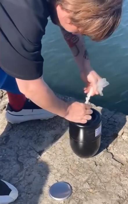Alex Dobrescu a aruncat cenușa mamei sale moarte/ Sursa foto: Instagram