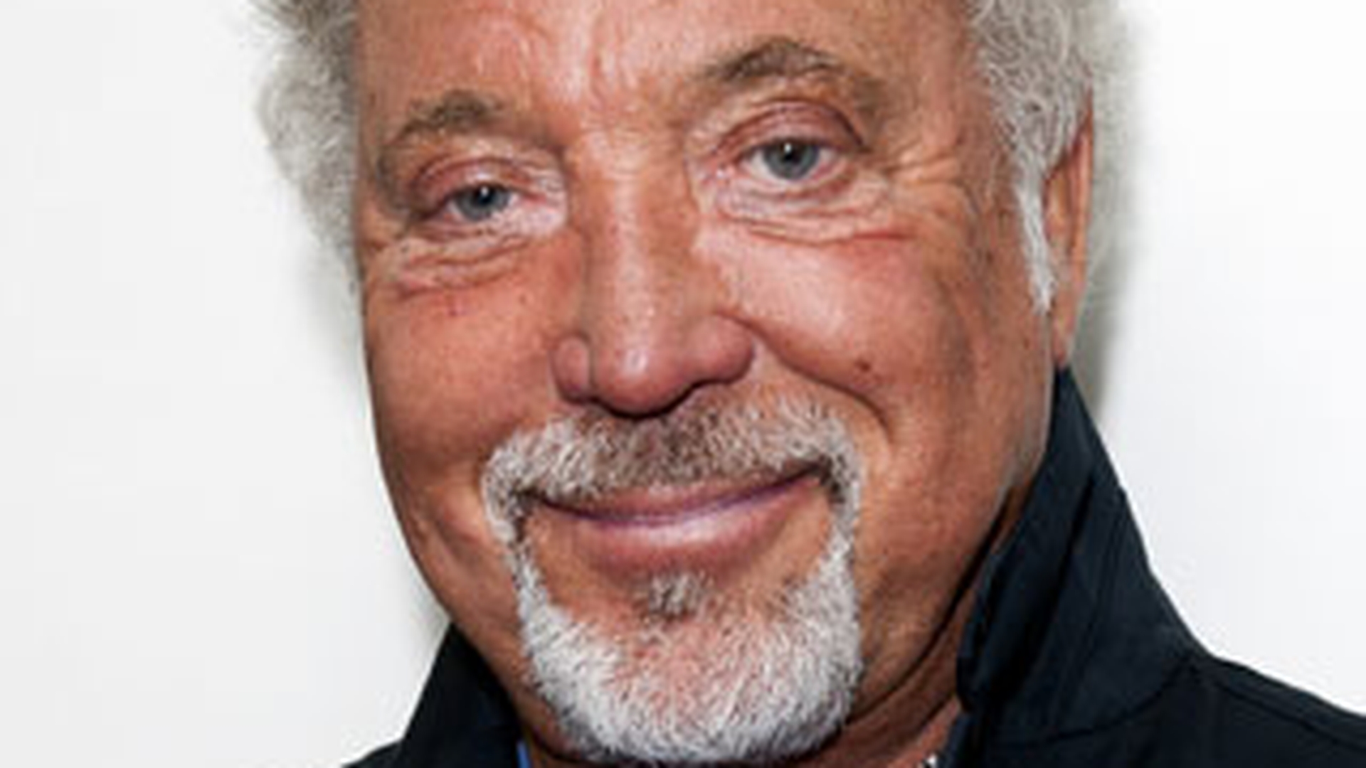 Tom Jones, platit cu 4,9 milioane de dolari pentru un concert de 90 de minte la Balul Crucii Rosii!