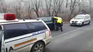 Urmărire ca-n filme în București! Un tânăr și-a abandonat mașina și s-a aruncat în Dâmbovița, pentru a scăpa de polițiști VIDEO