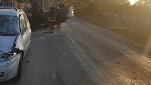 Accident cu două mașini și o căruță, la Dragomirești, pe DJ 702B. Două persoane au ajuns la spital