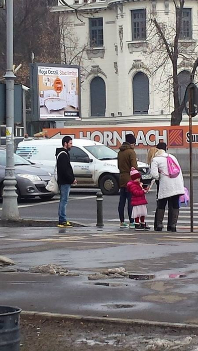 Dan Bordeianu a avut grijă ca fumul care ieşea din ţigară să nu ajungă la copil.