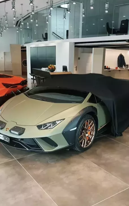 Mașinile de lux ale legendarului parașutist Felix Baumgartner, scoase la vânzare! Cu cât poți achiziționa Lamborghini, McLaren și Mercedes G500 Brabus