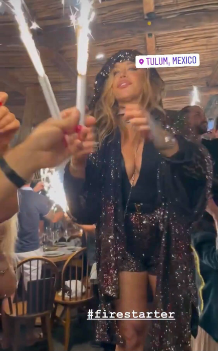 Loredana Groza s-a distrat pe mese, până dimineață, la Tulum