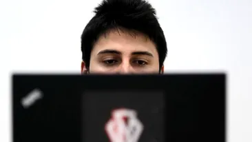 Cel mai temut hacker din România rupe tăcerea! Cum a devenit Răzvan spaima internetului în întreaga lume!