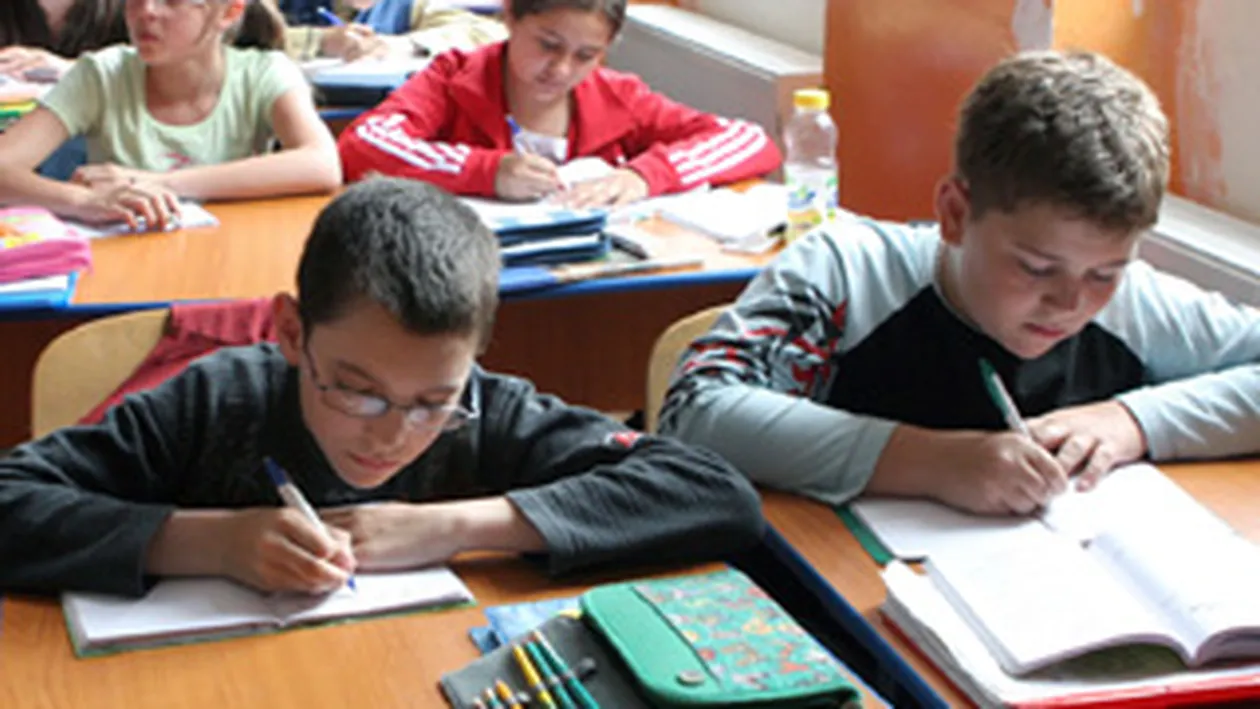 Peste 220.000 de elevi din clasele a VIII-a sustin, astazi, proba la Limba romana