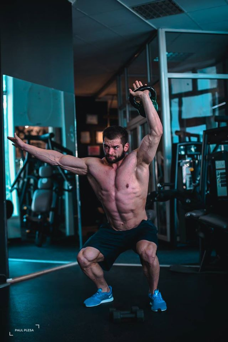 Sălile de fitness nu se deschid. Un campion de culturism a găsit rețeta pentru femei: program de antrenament acasă!