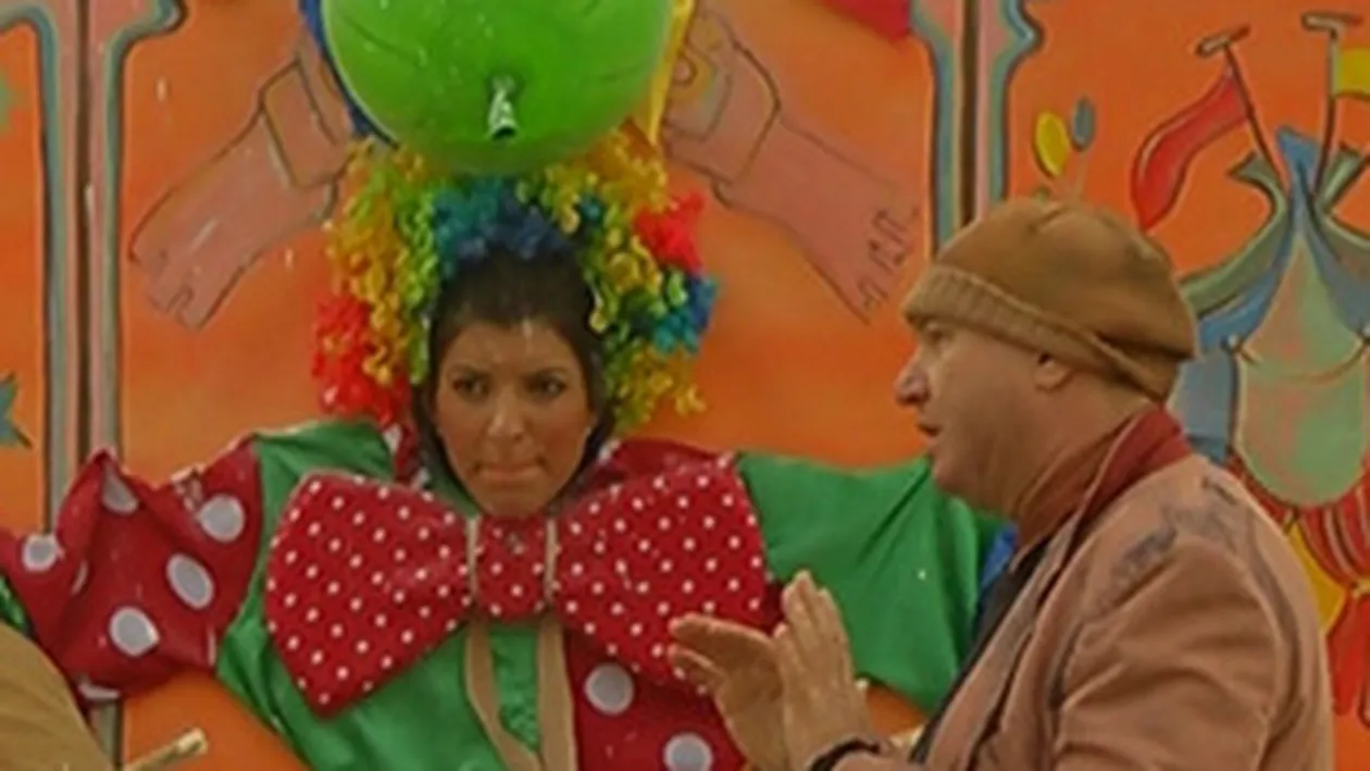 In sfarsit, Andreea Tonciu este in elementul ei! S-a deghizat in clovn si s-a certat cu politia din Venetia!