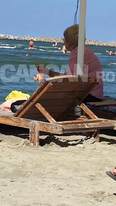 Mama Adrianei Bahmuţeanu nu a intrat în mare, dar i-a supravegheat pe nepoţi de pe şezlong.