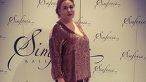 OANA ROMAN şi-a schimbat look-ul în prag de sărbători! Vedeta a intrat în rândul brunetelor