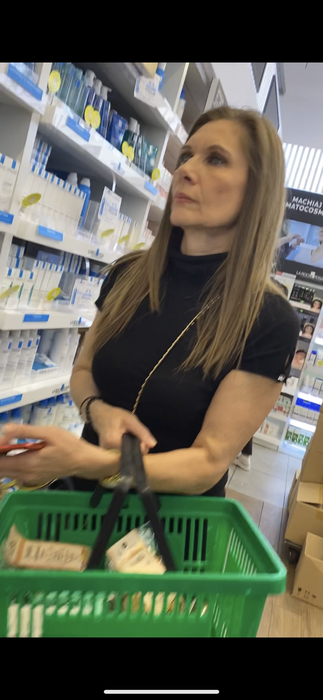 Romanița Iovan a fost la farmacia Tei, de unde și-a cumpărat cosmetice (Foto: CANCAN.RO)
