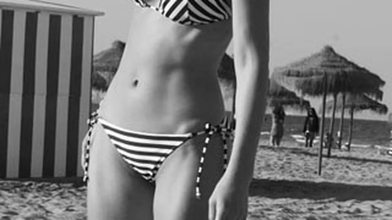 I-a innebunit pe spanioli! Dana Rogoz a facut parada modei in costume de baie! Vezi ce trup sexy si zvelt are Abramburica, mai ceva decat Carmen Bruma!