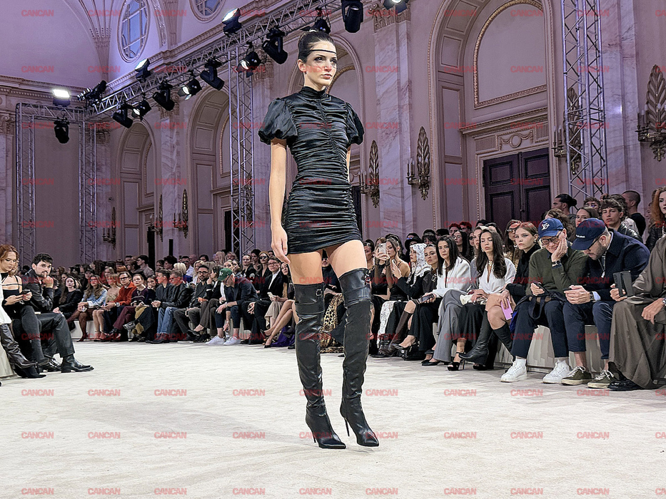 Ținutele la control! Cele mai îndrăznețe outfituri purtate de influenceri la Bucharest Fashion Week