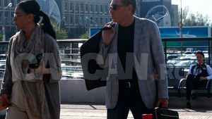 IMAGINI UNICE: ”blatul” făcut de PETRE ROMAN la Otopeni. Fostul prim-ministru, ”Împăratul” de la Aeroport!