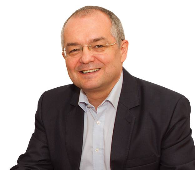 Emil Boc, cu fiica de mână, la UNTOLD. Primarul Clujului s-a pus pe vine ca să-i facă fotografii Patriciei. VIDEO