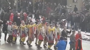 ANUL NOU 2018 pe rit vechi: Cum este sărbătorit în Bucovina! Urătorii cântă şi dansează pentru a întâmpina noul an cu voie bună | VIDEO