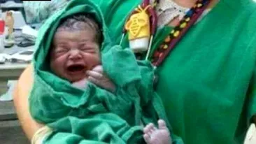 Această imagine cu bebelușul a devenit virală. Detaliul pe care internauții l-au observat