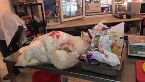 Mizerie de nedescris şi produse expirate descoperite de inspectori la Năvodari! Iată cum erau păcăliţi clienţii şi traşi la cântar