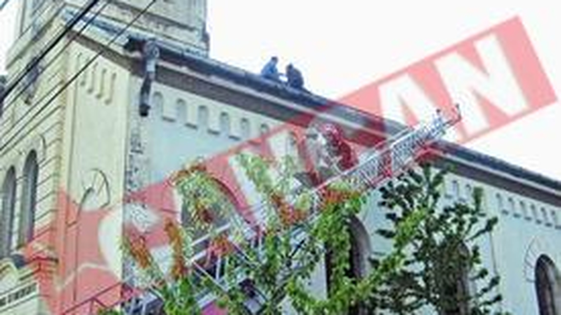 Au protestat urcati pe biserica Si pe primarie