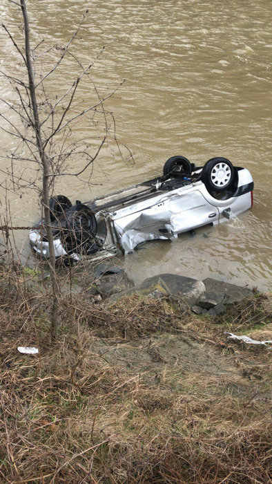 O mașină cu trei persoane a căzut în Olt! O fetiță a fost salvată, dar părinții ei nu au reușit să scape