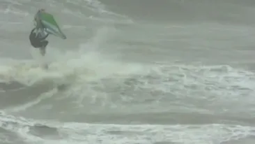 IMAGINI HALUCINANTE! Cum a fost fotografiat un barbat la Mamaia. Facea ASTA in valuri, pe furtuna de gradul 7 din 10
