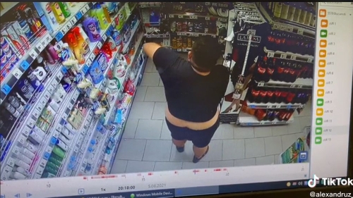 Viral pe Tik Tok. Tânăr, filmat într-un supermarket în timp ce se dă cu deodorant de femei. Ce s-a întâmplat după. VIDEO