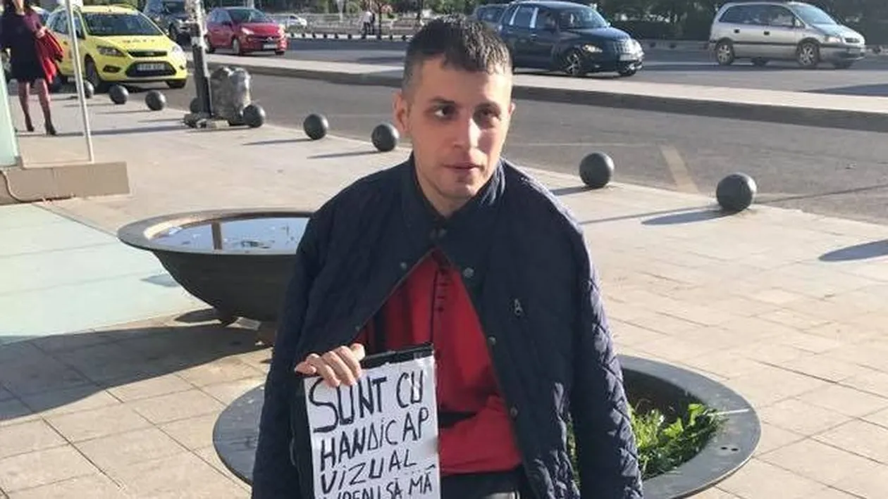 Povestea trista a acestui barbat! Sta pe strada cu un mesaj in mana. Nu, nu cerseste bani. Vrea ceva mult mai valoros decat 1 leu de la tine…