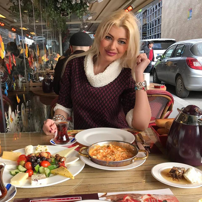 Ex-anorexica Flavia s-a transformat într-o adevărată mâncăcioasă